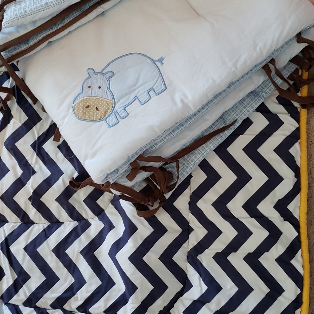 Crib blankets with side protection padding